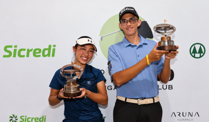 Jovens golfistas com troféus no pódio